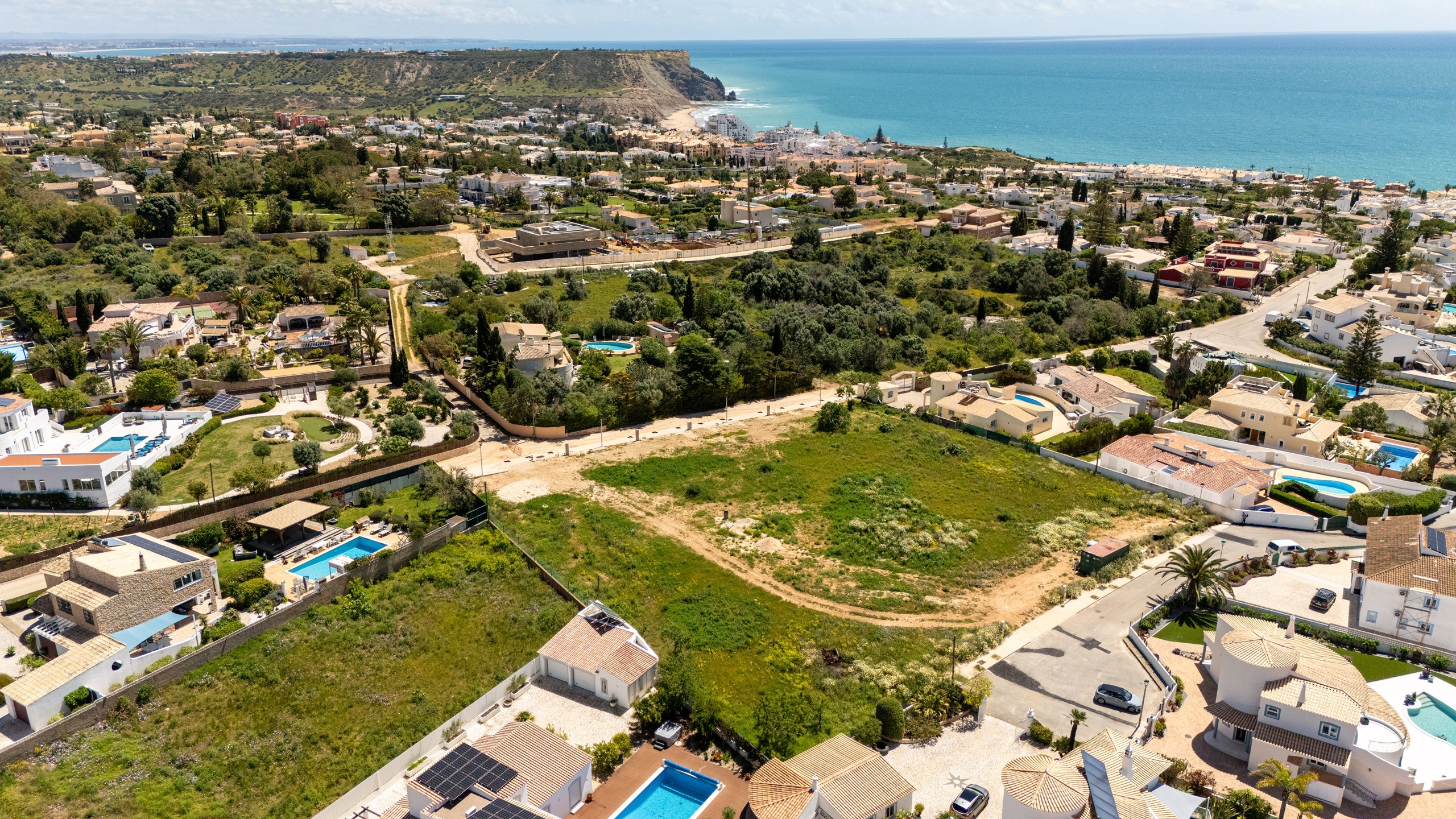 Create your dream villa in Montinho de Luz – plot with approved project near the sea