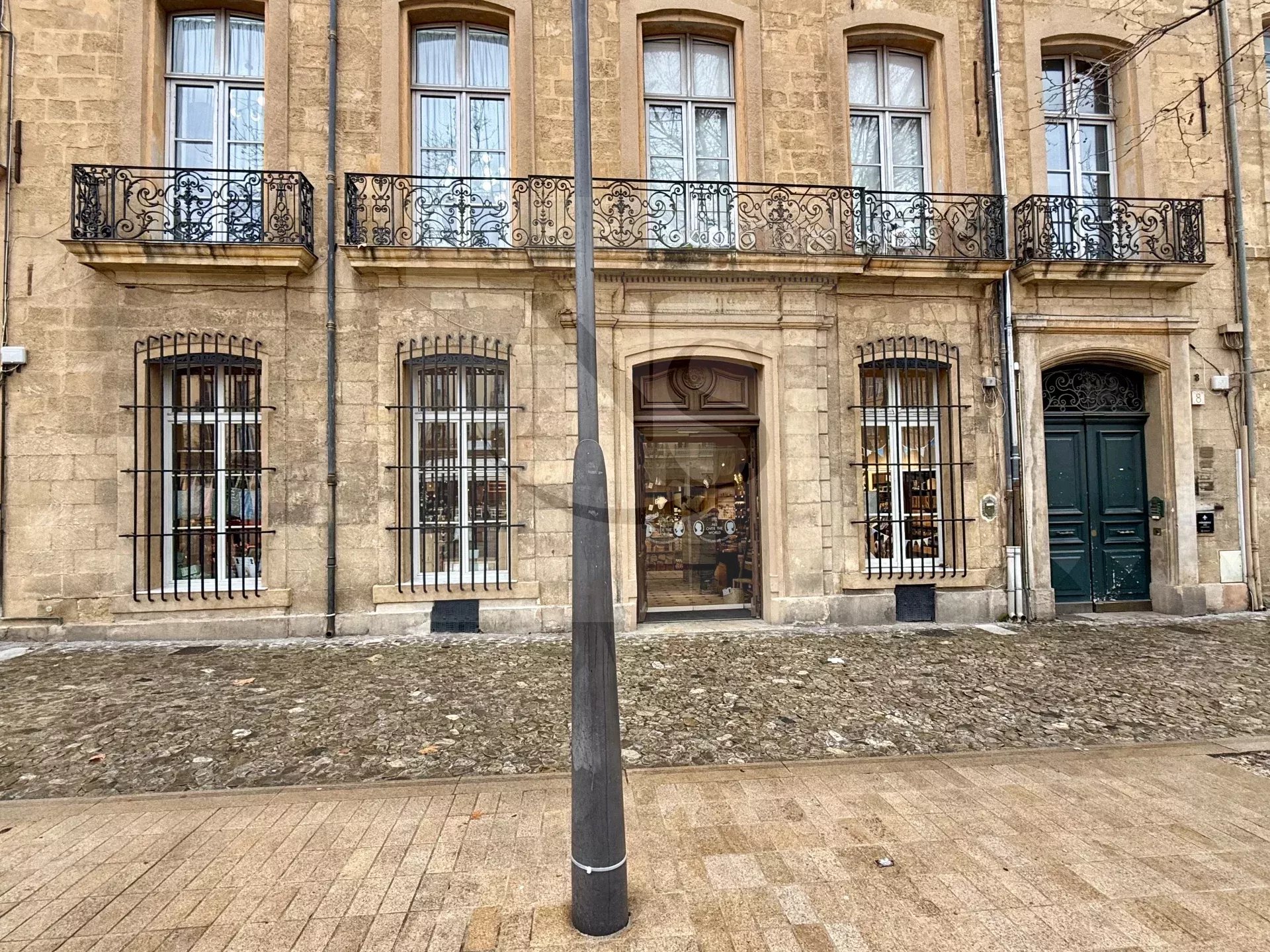 AIX-EN-PROVENCE / COMMERCIAL PREMISES - COURS MIRABEAU