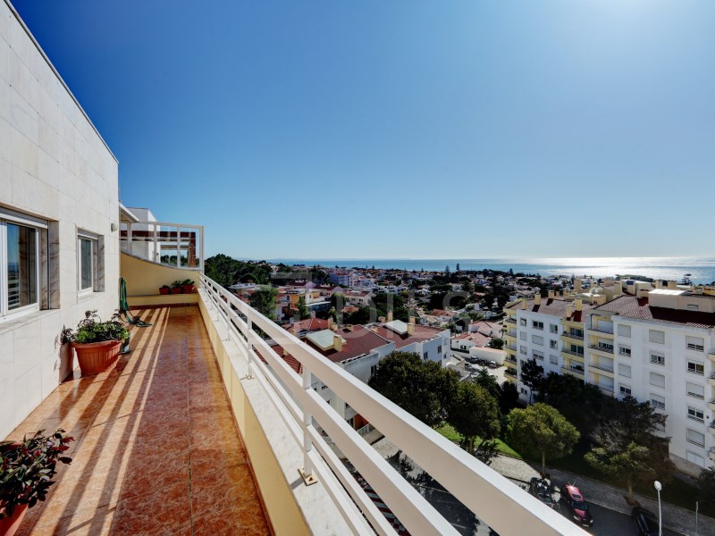 5 bedroom flat in Cascais with terrace, sea view and garage