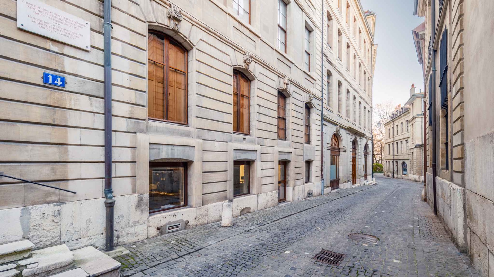 Souplex in excellent condition located in an eighteenth-century building