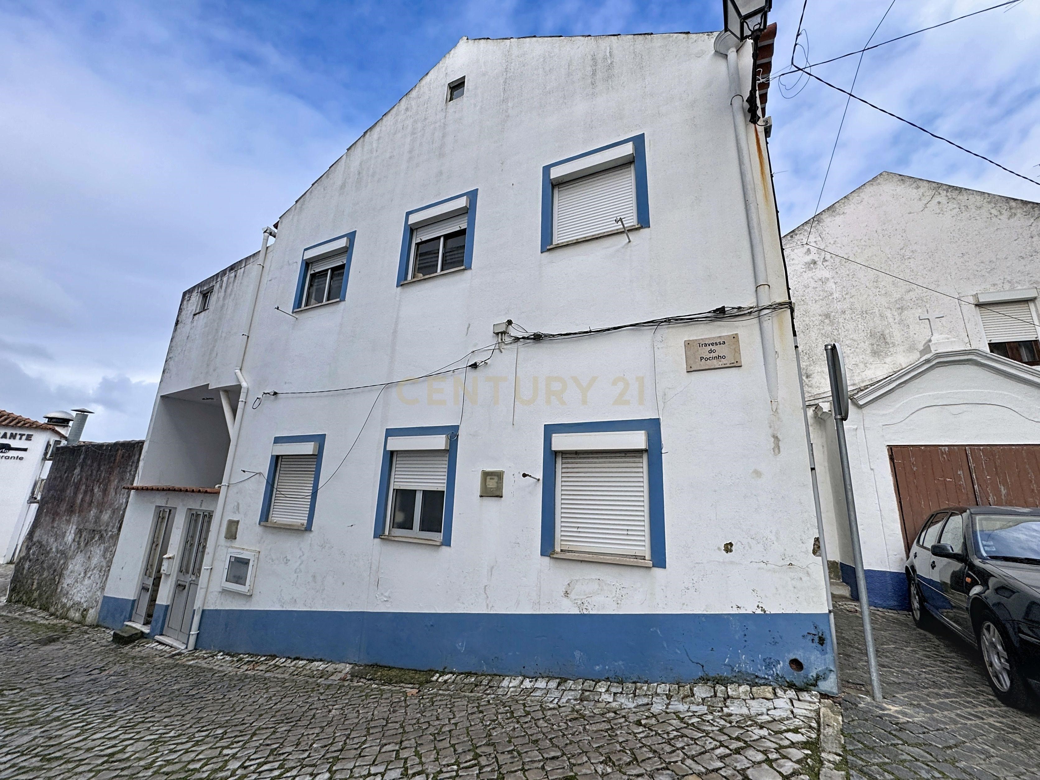 Property with Two Independent Units – Nazaré