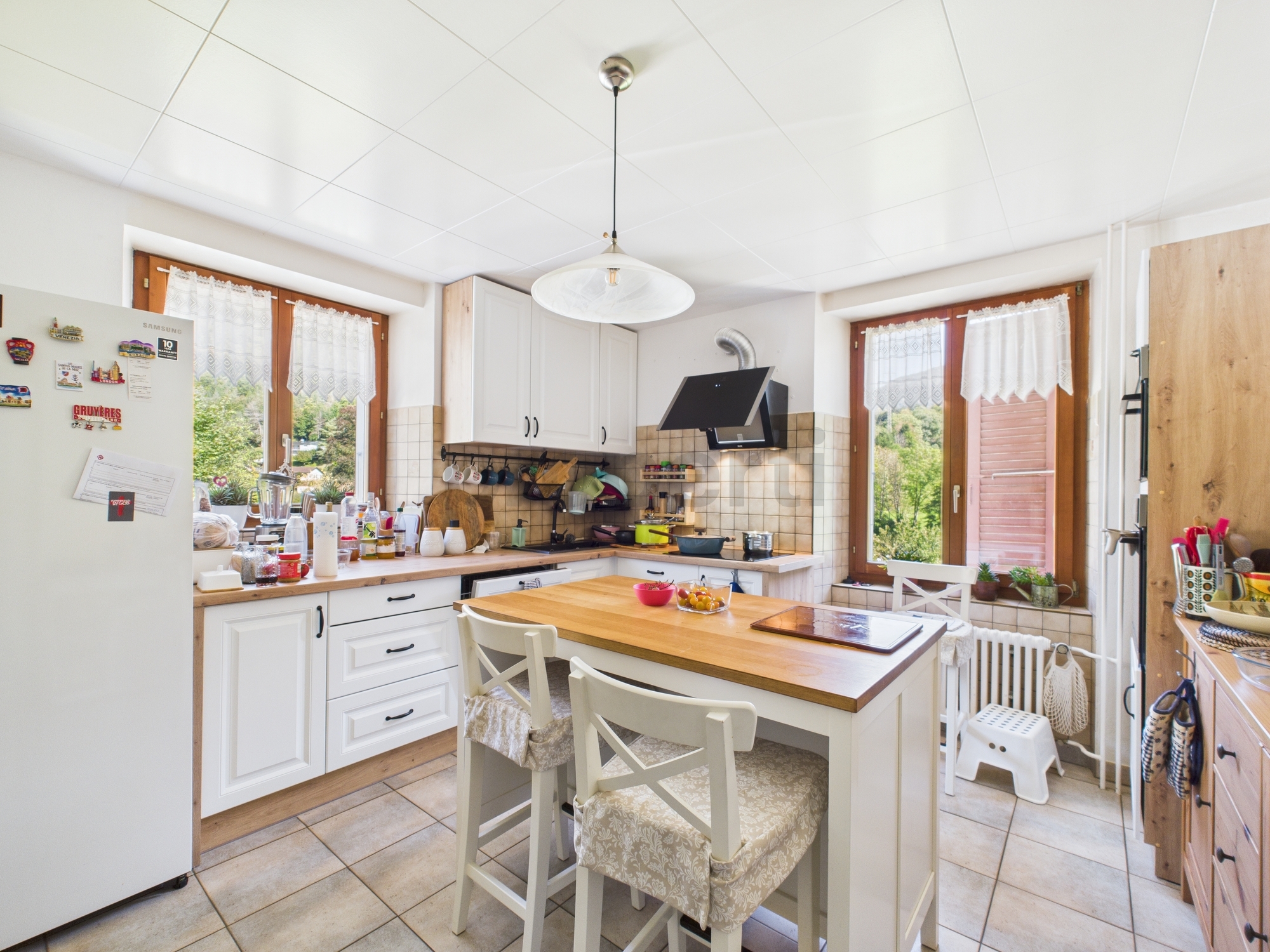 Immeuble de rendement avec 2 appartements, atelier et grand terrain à Noiraigue