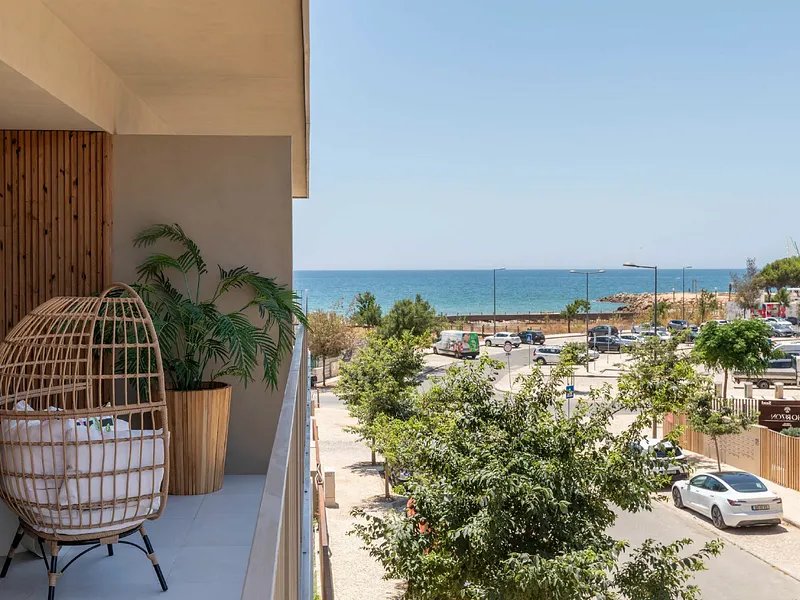 2-bedroom apartment with sea view, walk to beach