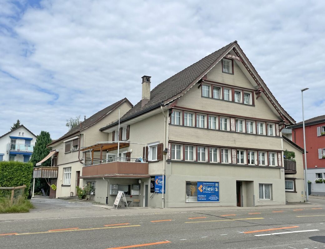 Central residential/commercial building in a good location