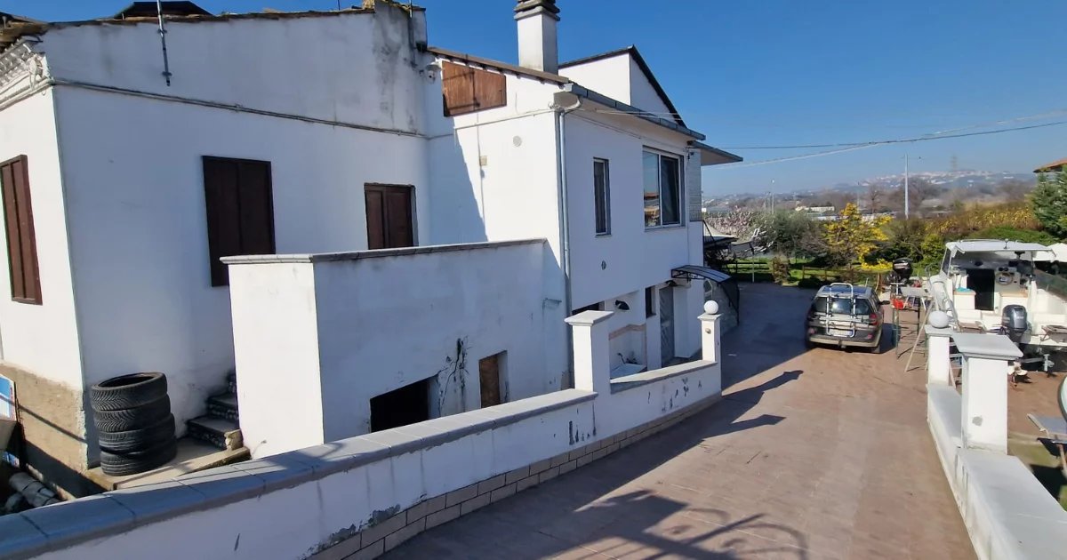 SEMI-DETACHED PORTION WITH INDEPENDENT ENTRANCE