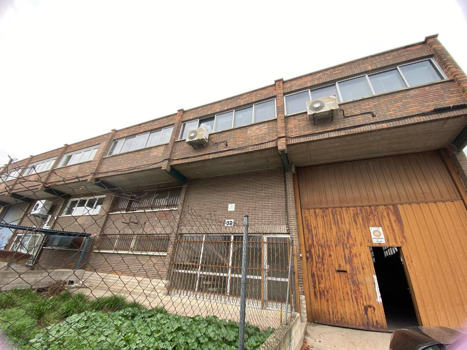 WAREHOUSE IN THE AREA OF COSLADA, 1800M2, HAS WATER AND ELECTRICITY