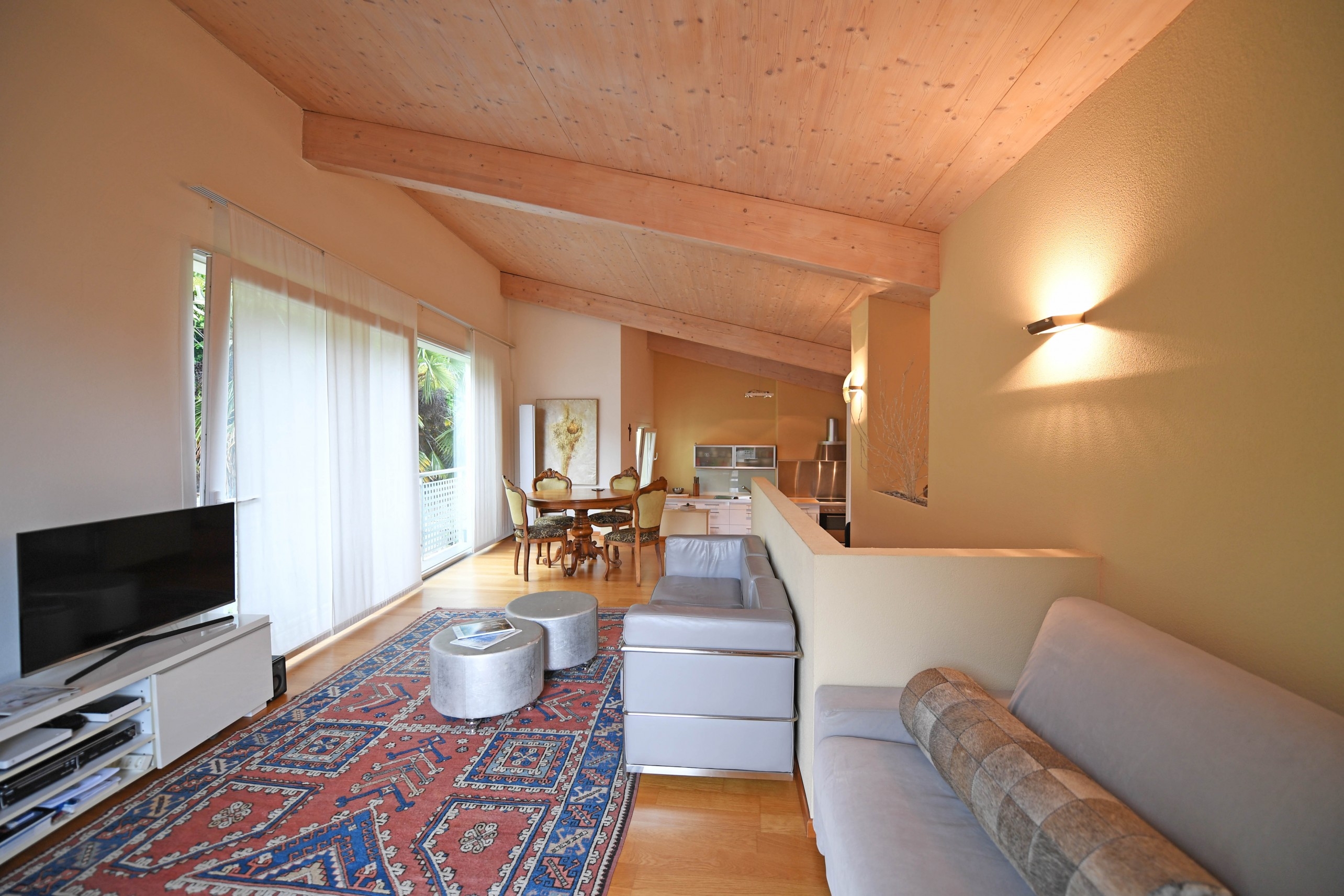 Renovated house in Contone consisting of penthouse and two apartmentsCasa ristrutturata a Contone composta da attico e due appar…