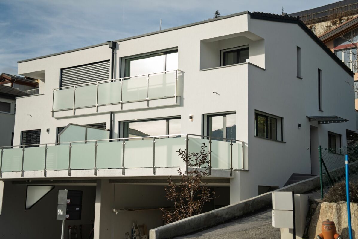 Magnificent contemporary and semi-detached villa!