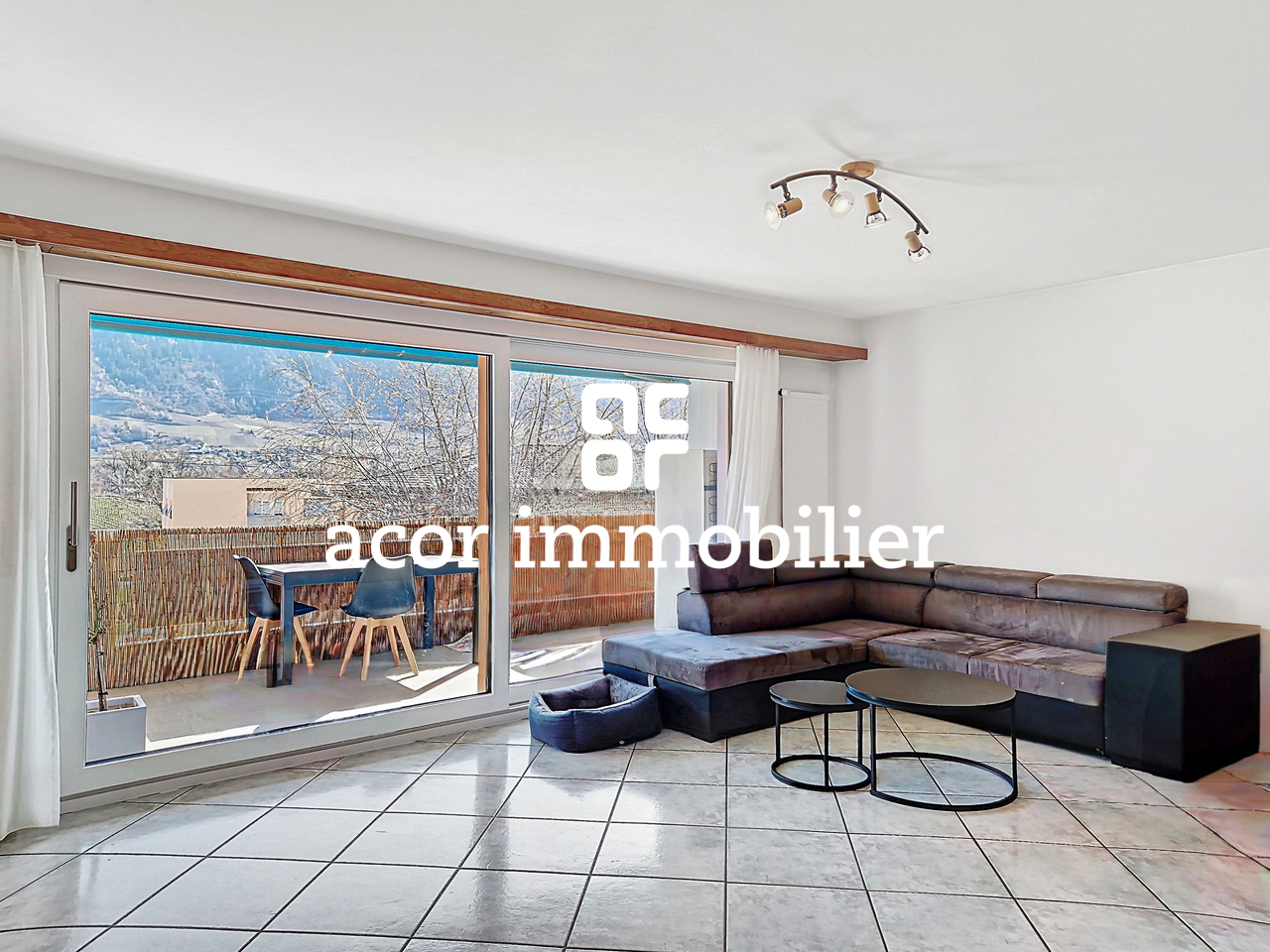 Bright 4.5 room apartment in a small building in Noës