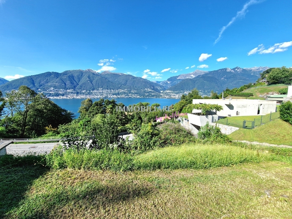 Plot with lake view and 4 parking spaces