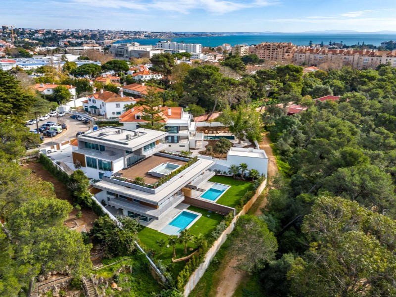 Exclusive 3-Bedroom Duplex Penthouse in a small condominium in Cascais