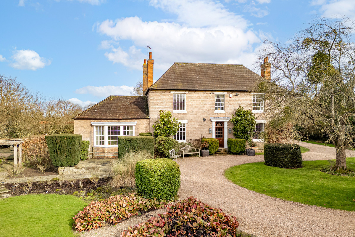 Detached House: for sale in Halam Newark