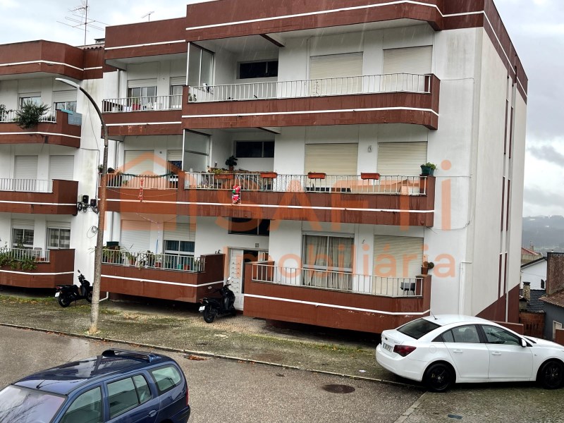 Building for sale - Vale Sepal, Leiria I present an excellent residential building with 6 fractions, located in Rua da Moura, a…