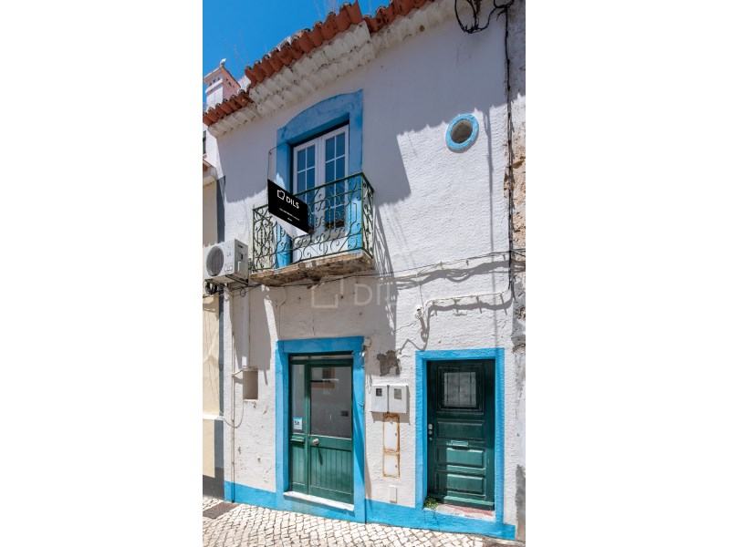 2-storey building with approved project in the ARU area of Alcácer do Sal.