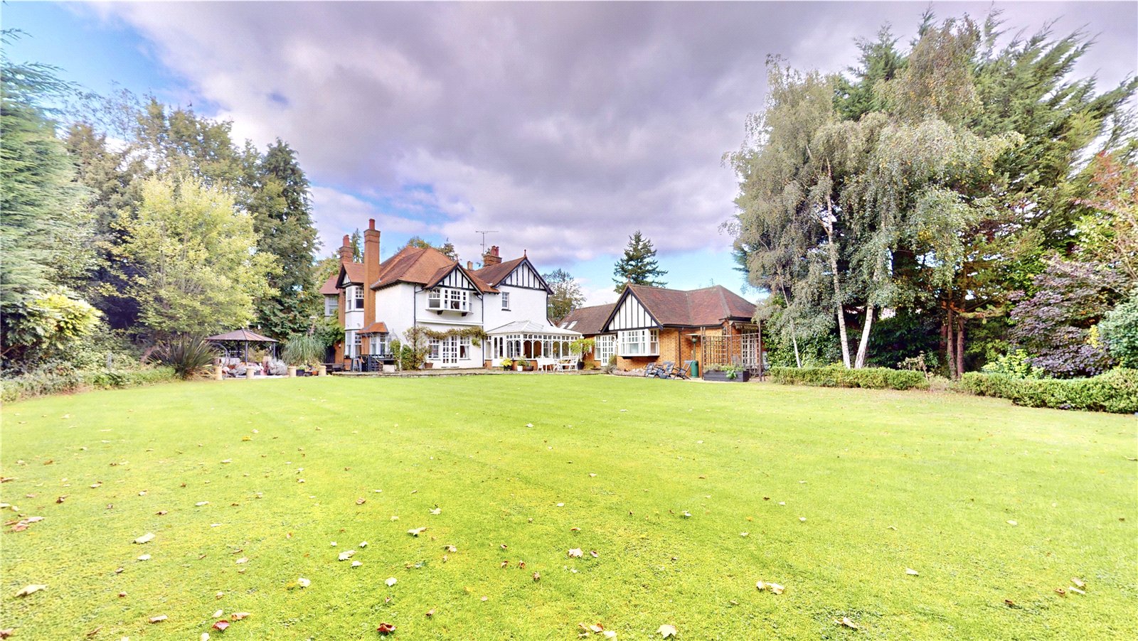 Detached House: for sale in Beaconsfield