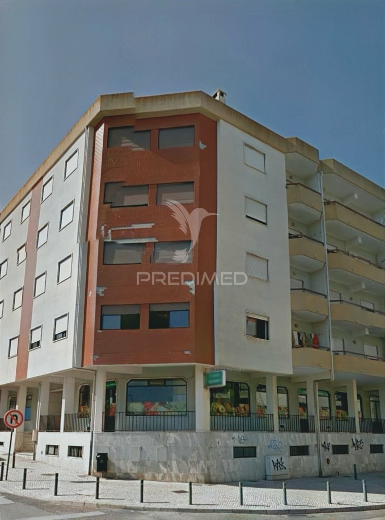 Commercial store with 2 floors / Entroncamento.