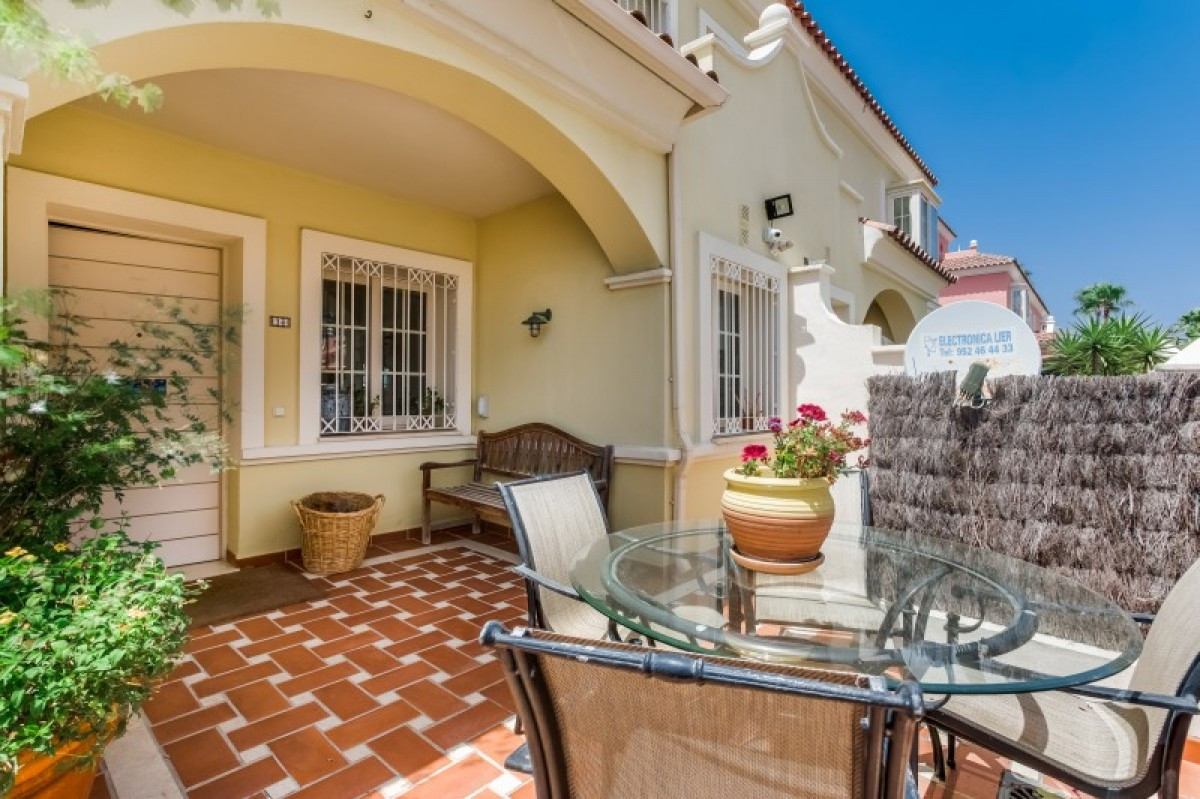 AWARD WINNING LUXURY REAL ESTATE AGENCY, 5 BEDROOM VILLA SAN PEDRO BEACH SIDE