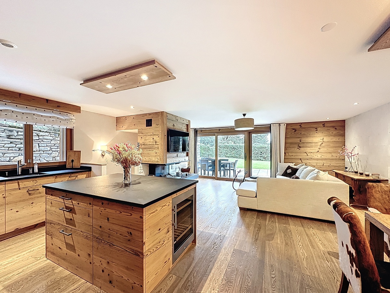 UNIQUE LOCATION - High standing apartment, close to the slopes