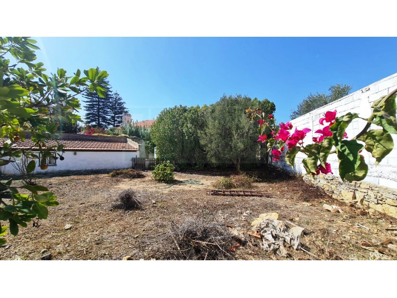 6 bedroom villa, plot 915m2, close to the beach, in Parede, Cascais