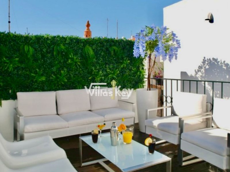 3 apartments, 1, Shop for commerce and restaurants and 4 parking spaces in the historic centre of Lagos, Algarve.