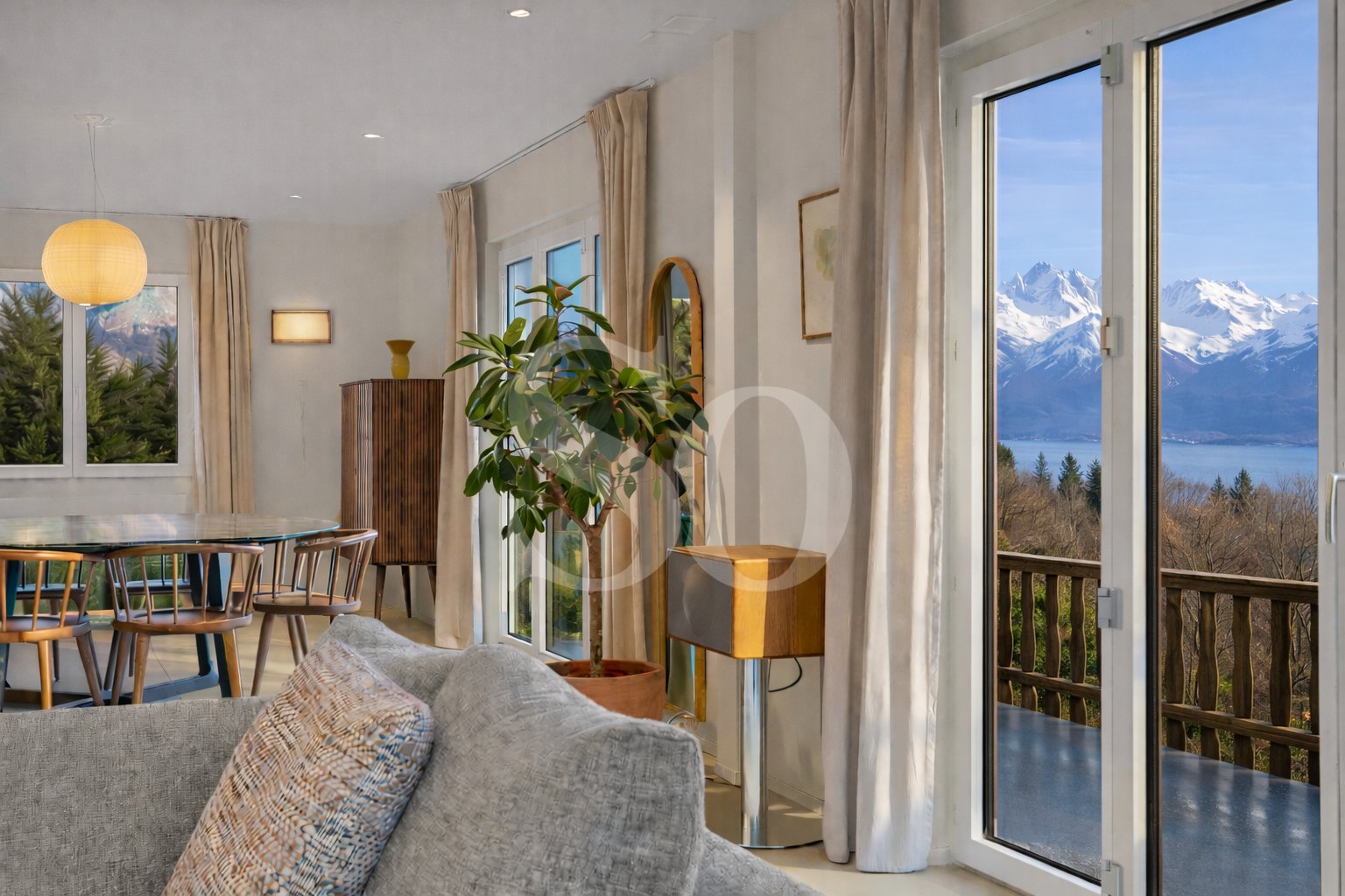 Renovated Villa with Swimming Pool and Panoramic Views of the Lake and Mont Blanc, Trélex