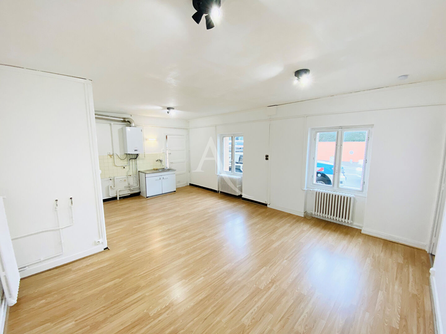 Commercial for sale in Varennes-lès-Mâcon, France