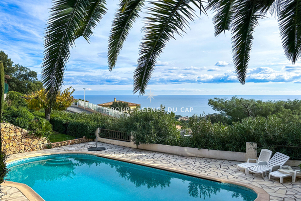 For sale 7-room villa about 200 m2 with sea view and swimming pool in Les Issambres