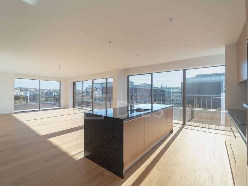 4 bedroom apartment on the top floor, next to the beach, in Matosinhos Sul