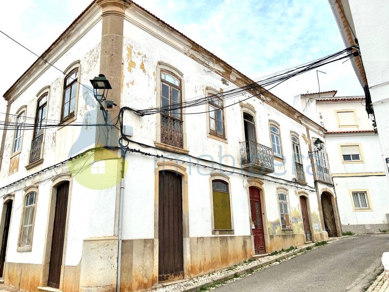 Post Pombalina Building with Unique Charm in the Heart of Lagoa Renovates the Project