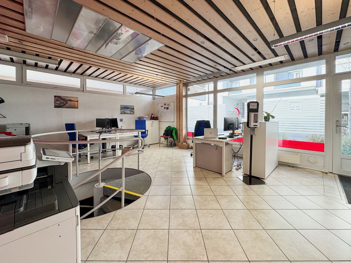 Beautiful showcase with large storage rooms in the 1st accessible basement.