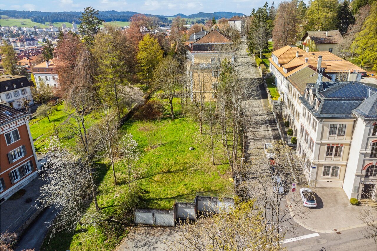 Building plot in a residential area in the north of the city