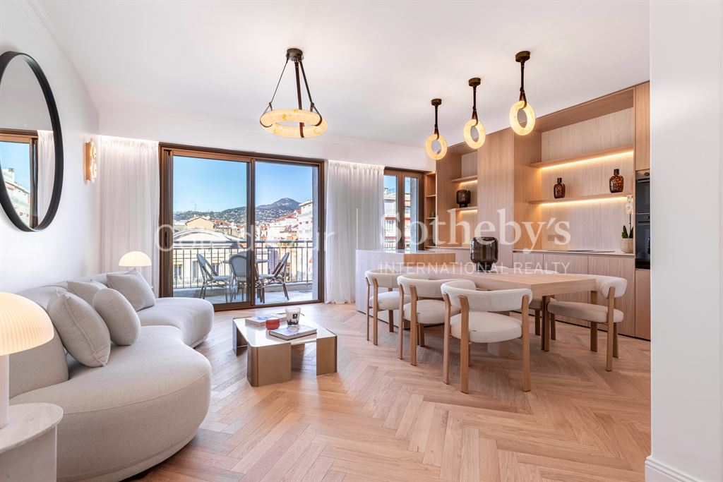Renovated 3-room apartment with terrace boulevard Dubouchage, center of Nice