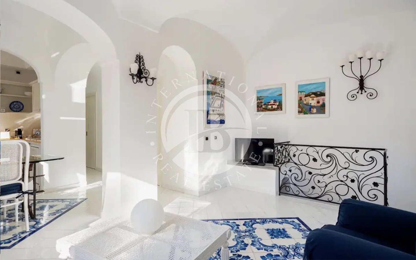 Bright Elegant Apartment with Corner Balcony in the Heart of Capri