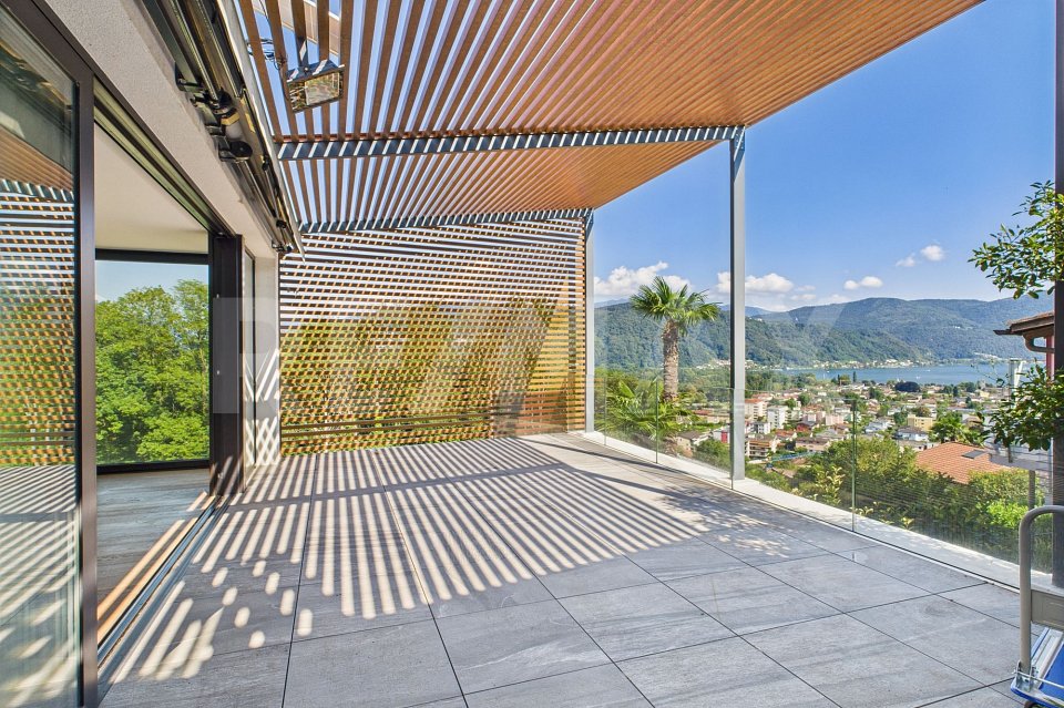 Attico con grande terrazza e vista Lago