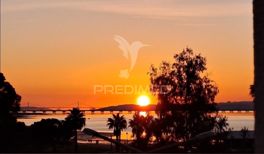 T4 on the riverfront of Alcochete