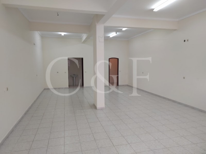 Large store in Casal do Cotão with excellent commercial potential