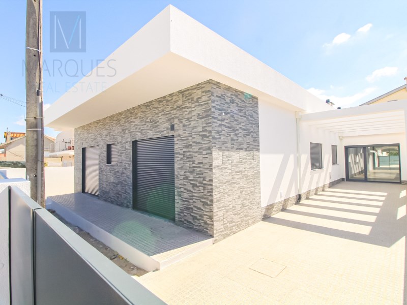 Detached 3+1 Bedroom Single Storey House in Fernão Ferro
