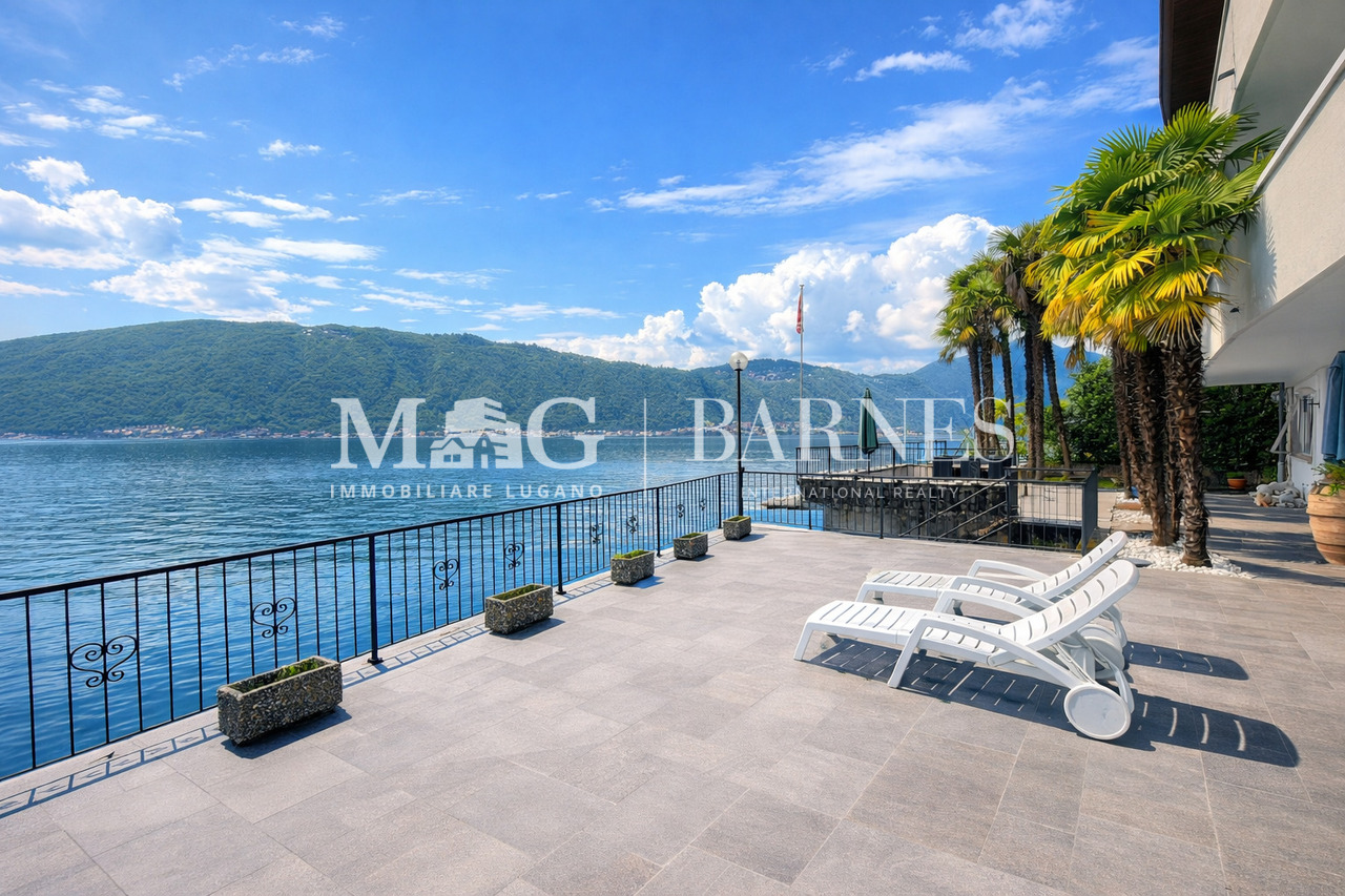 Lugano: Lake view pieds-dans-l'eau villa with docks | 2nd residence