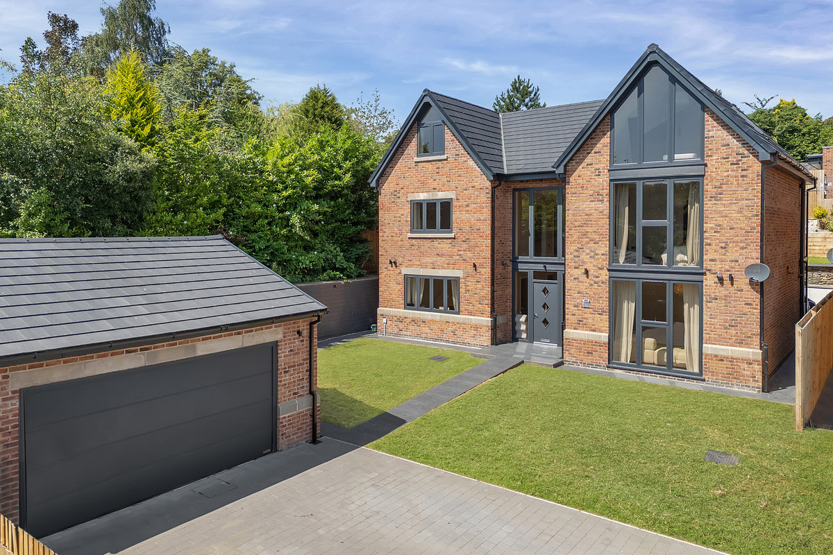 Detached House: for sale in Mapperley Nottingham