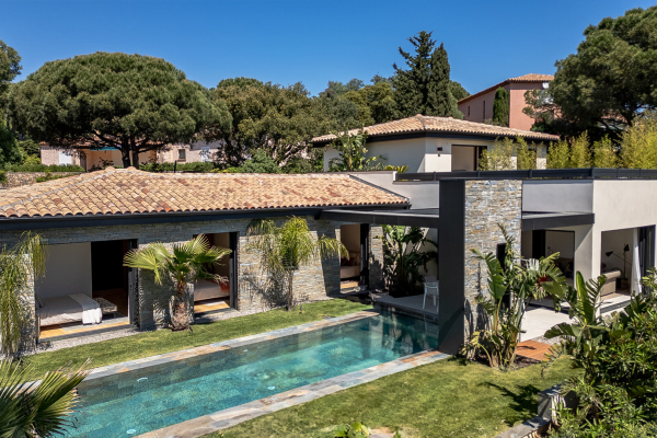 NEW CONTEMPORARY VILLA, CLOSE TO BEACHES, QUIET AND POPULAR AREA, SAINTE MAXIME