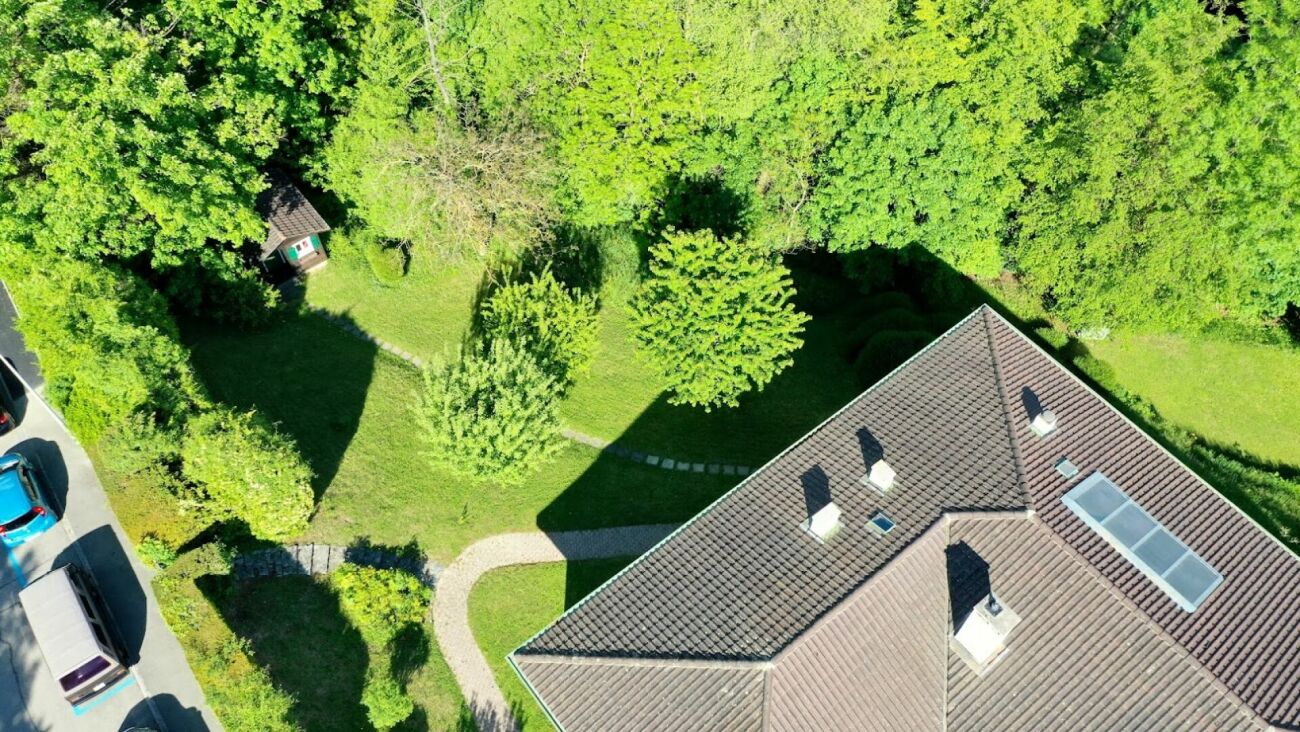 Villa with beautiful volumes and wooded garden