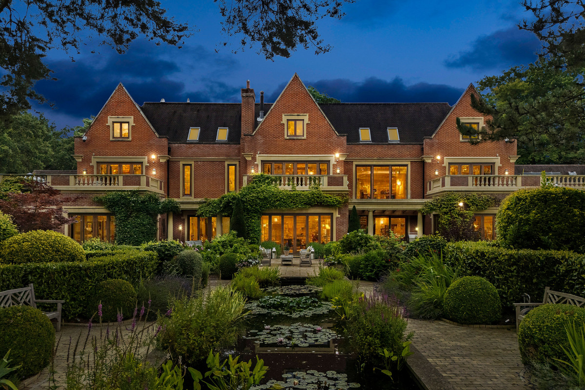 Detached House: for sale in Weybridge