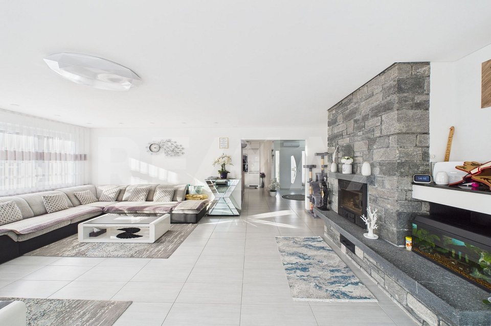 Ampia casa bifamiliare completamente rinnovata con grande spazio esterno