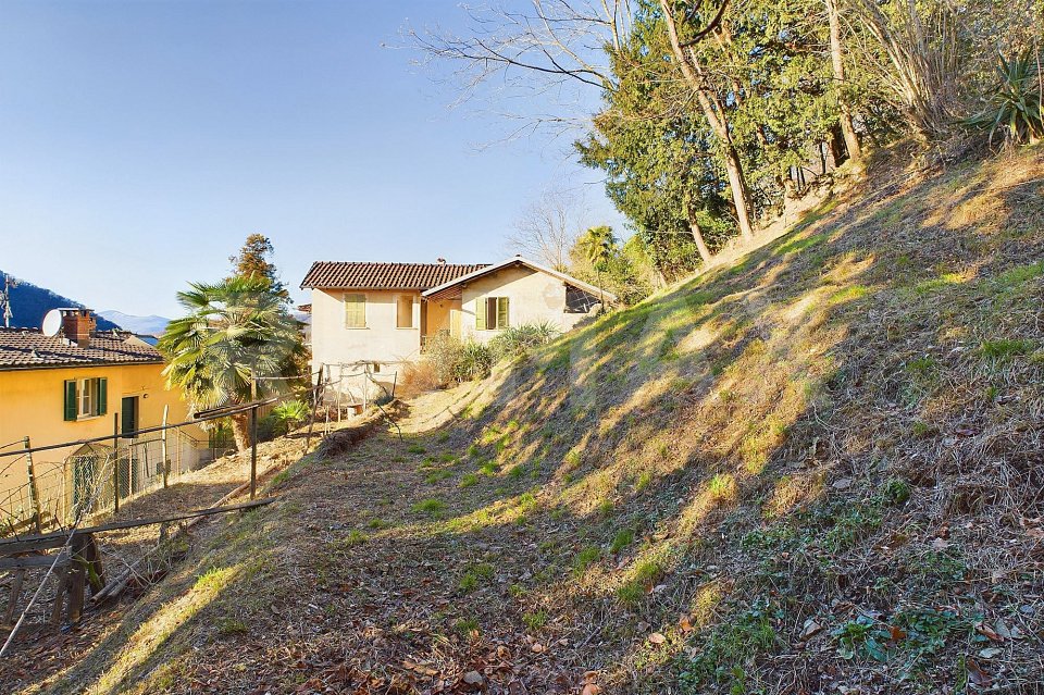 Casa di nucleo con terreno edificabile, ottimo investimento