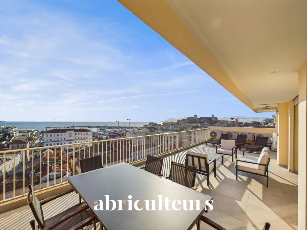 Exceptional penthouse – 3 rooms of 78 m² – Top floor with terraces – Cannes Banane, facing the Old Port
