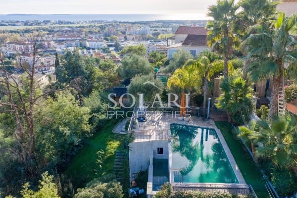 Villa with pool and panoramic views of the sea and mountains