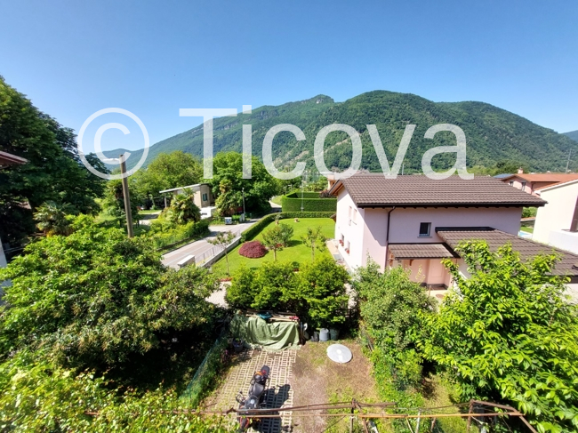 Melano: Portion of a house with a small garden a few steps from the lake