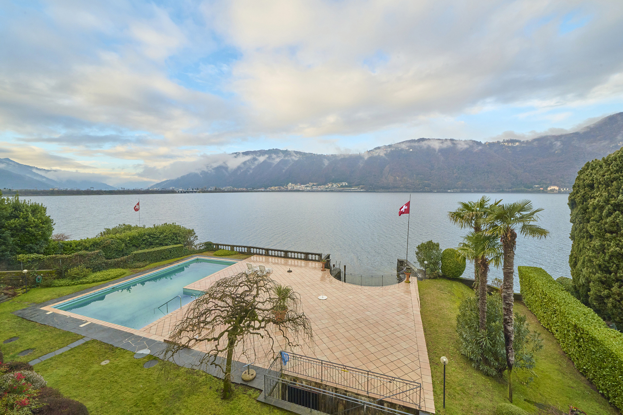 Unmissable apartment in pieds-dans-l'eau residence with berth