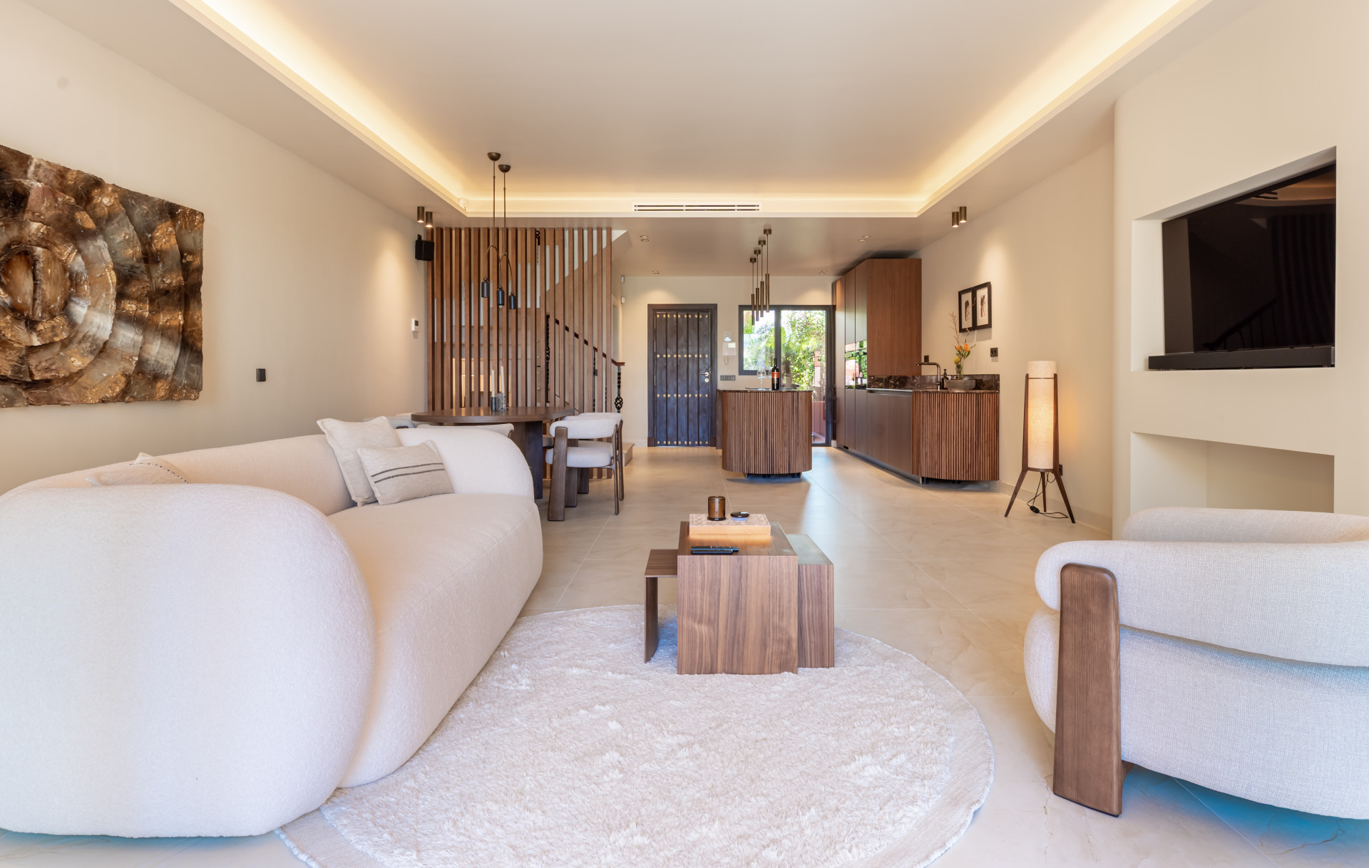 AWARD WINNING LUXURY REAL ESTATE AGENCY, ALTOS DE PUENTE ROMANO – ELEGANT VILLA ON MARBELLA’S GOLDEN MILE