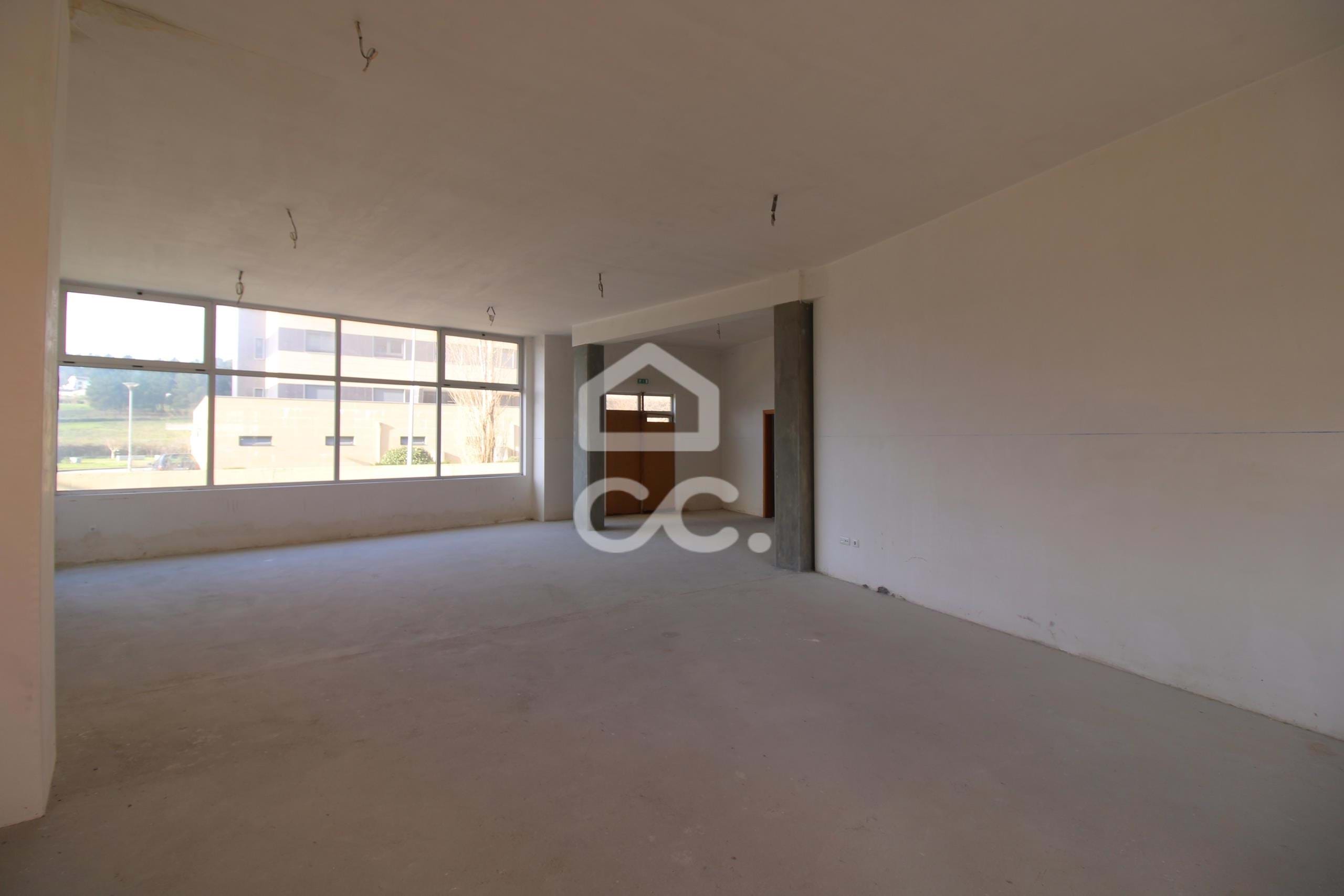 Downtown store with private garage, with excellent potential to grow your business